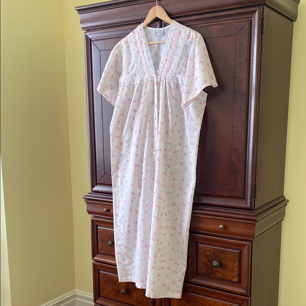Sears - Vintage.  Pink and White Robe Intimates Sleepwear